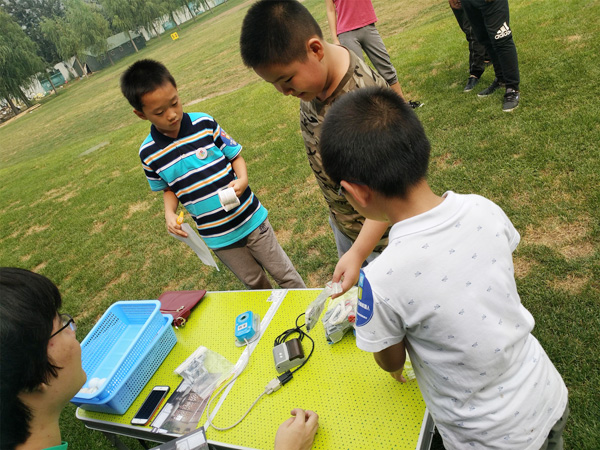 活動開始了 孩子們根據(jù)地圖指示依次找到各個點標