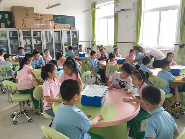 童程童美攜手芳古園小學(xué)學(xué)生玩轉(zhuǎn)樂高機(jī)器人