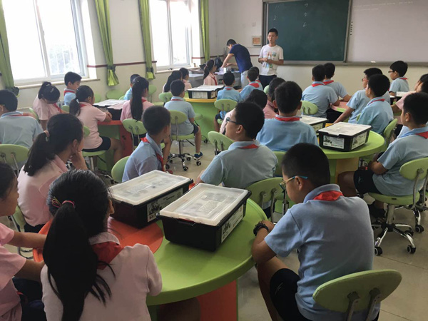 童程童美攜手芳古園小學(xué)學(xué)生玩轉(zhuǎn)樂高機(jī)器人