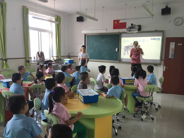 童程童美攜手芳古園小學(xué)學(xué)生玩轉(zhuǎn)樂高機(jī)器人