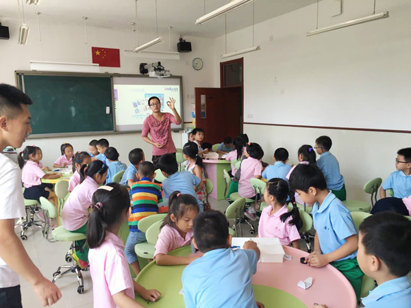 童程童美攜手芳古園小學(xué)學(xué)生玩轉(zhuǎn)樂高機(jī)器人