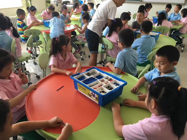 童程童美攜手芳古園小學(xué)學(xué)生玩轉(zhuǎn)樂高機(jī)器人