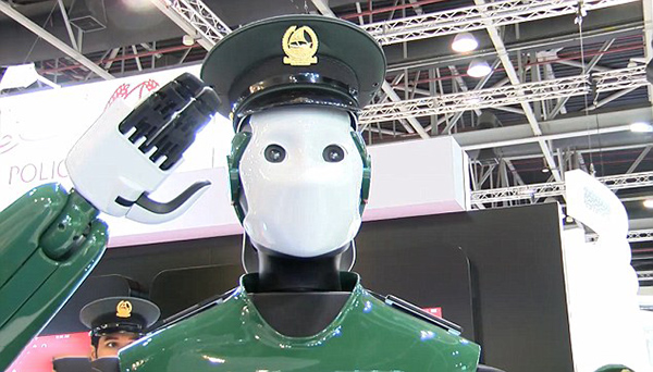 迪拜5月啟用機器人警察巡邏 機器戰(zhàn)警走入現(xiàn)實