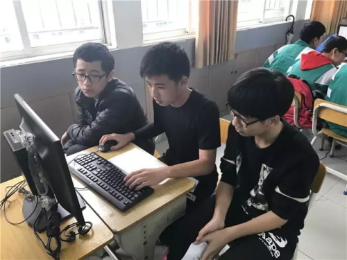 “發(fā)現(xiàn)杯”中國(guó)青少年編程挑戰(zhàn)活動(dòng)廣州賽區(qū)，近500名編程小達(dá)人競(jìng)技