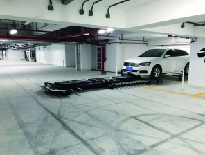 繞暈了也沒找到車位？別煩 停車機(jī)器人兩分鐘幫你停好