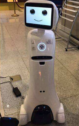 蕭山機場邊檢機器人：引導(dǎo)游客順利出行