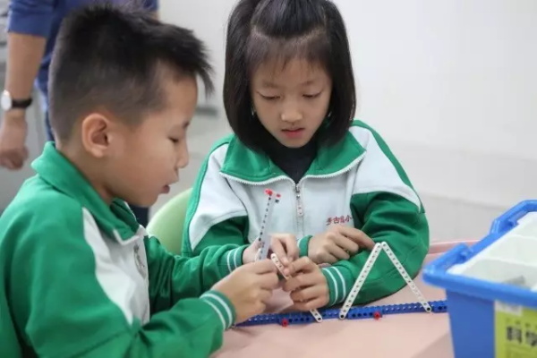 童程童美智能機器人編程課走進北京芳古園小學，和小朋友們一起感受拼插樂趣！