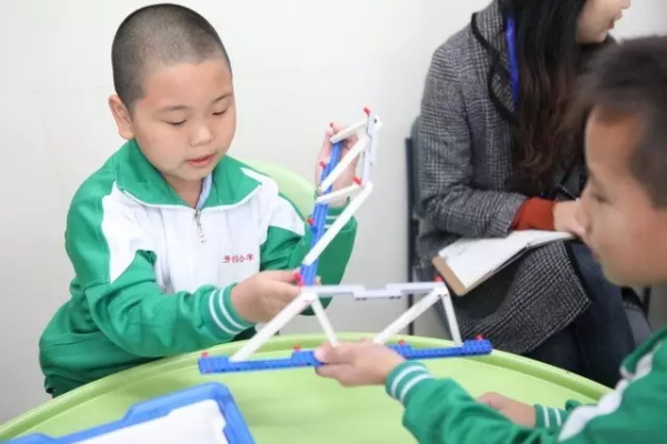 童程童美智能機器人編程課走進北京芳古園小學，和小朋友們一起感受拼插樂趣！